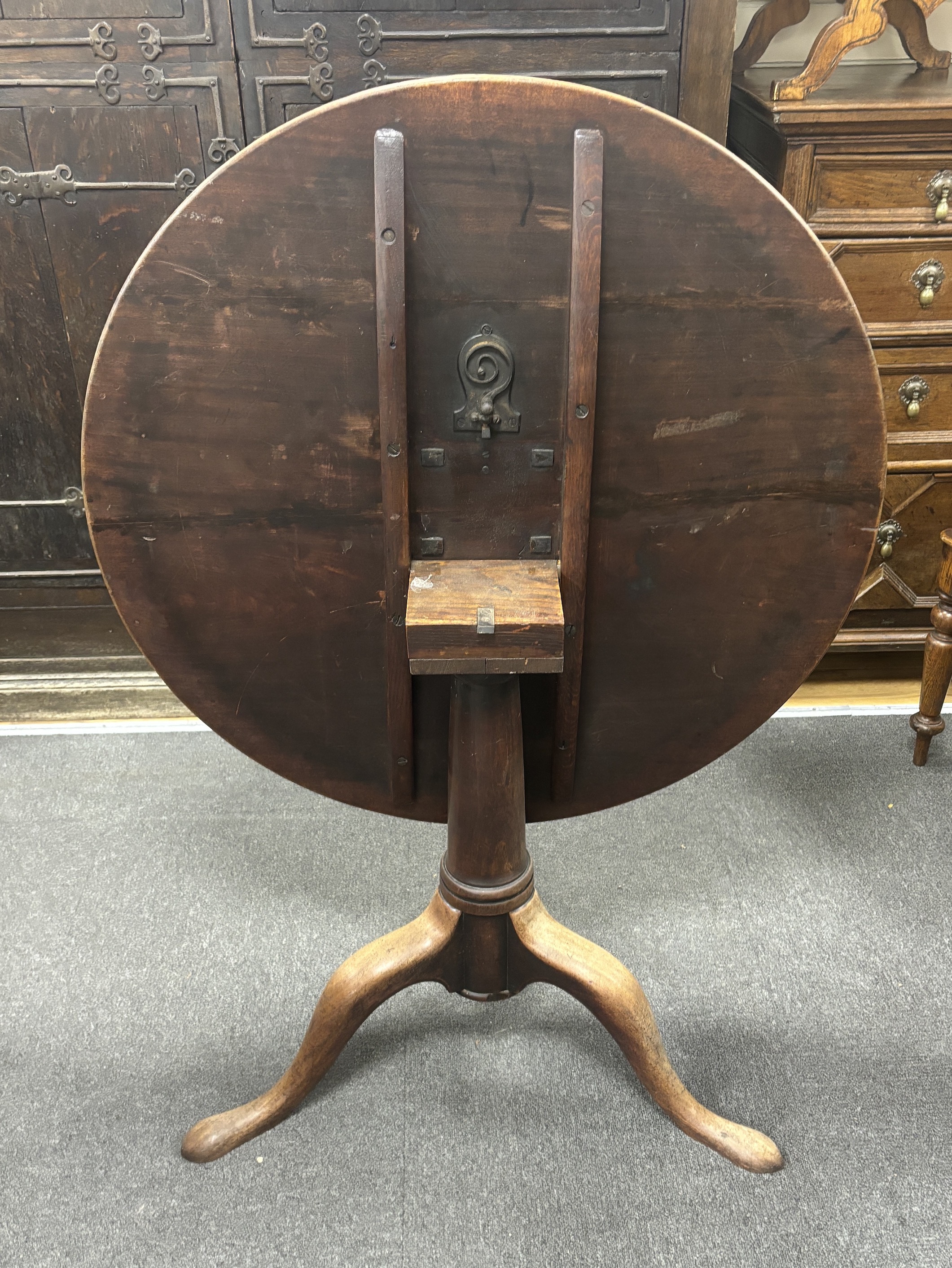 A George III circular faded mahogany tilt top tripod tea table, diameter 89cm, height 68cm